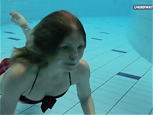 2 supah super-hot teenagers in the pool